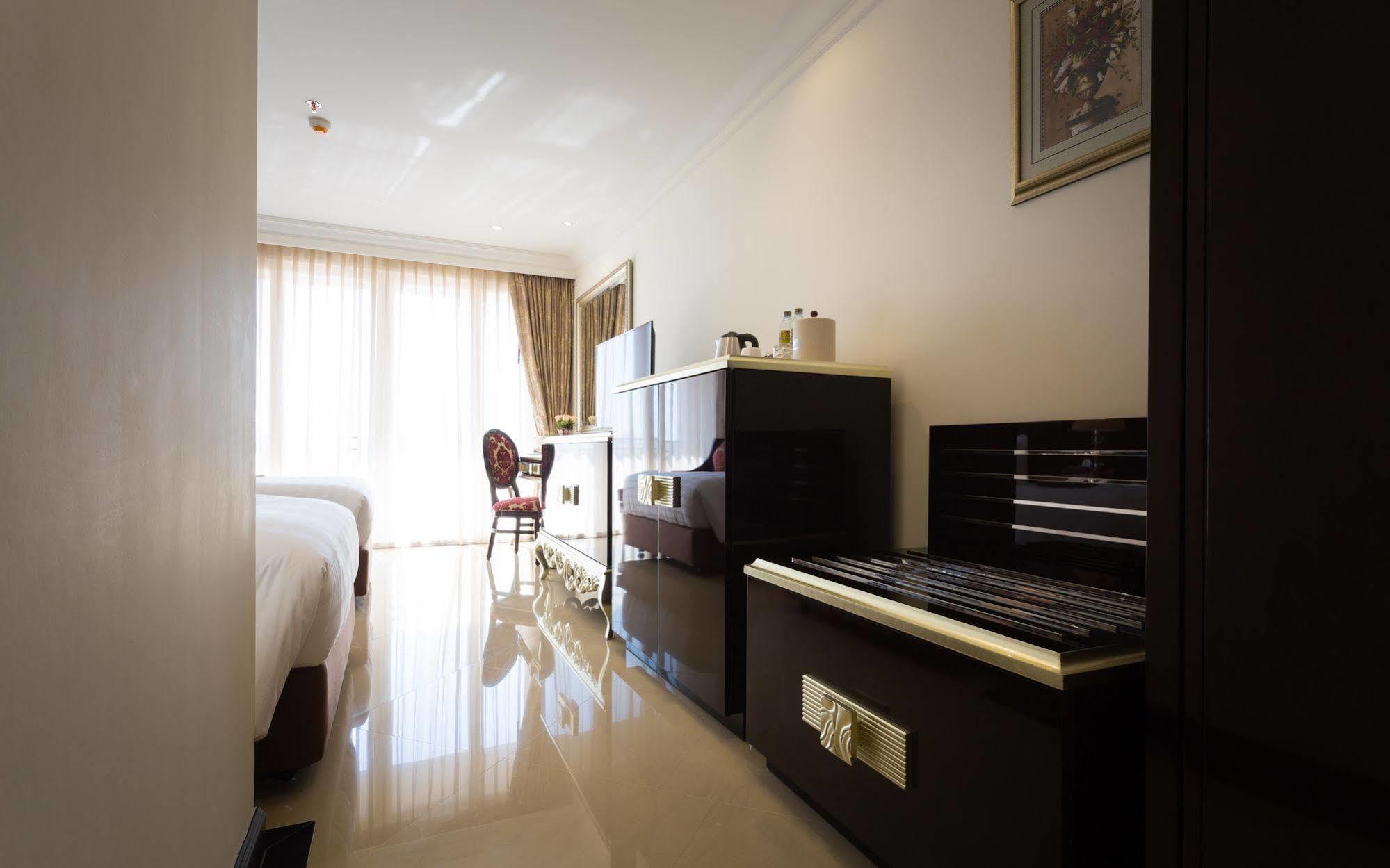 Lk President Hotel Pattaya Exterior photo